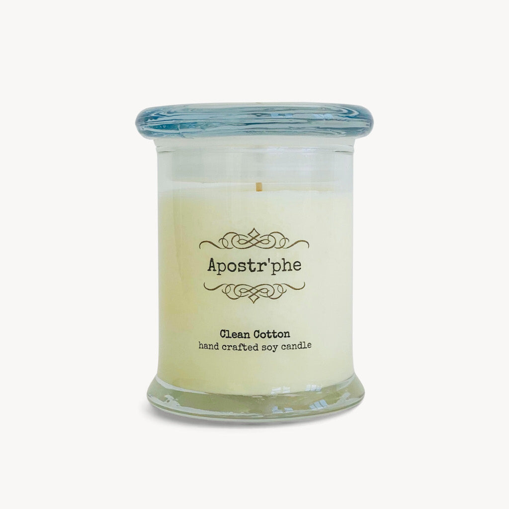 A candle that creates a fresh and clean scent, reminiscent of freshly laundered cotton.